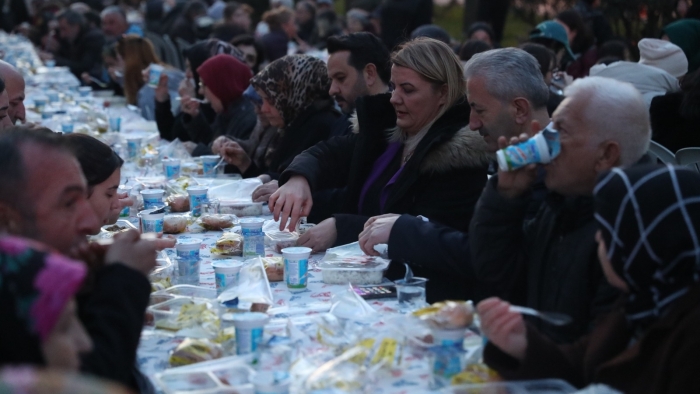 İzmit Belediyesi’nden Yuvam Akarca’da Halk İftarı